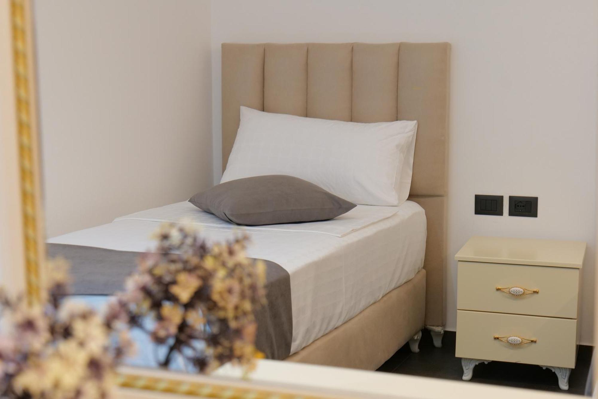 Hotel Celaj Vlorë Esterno foto