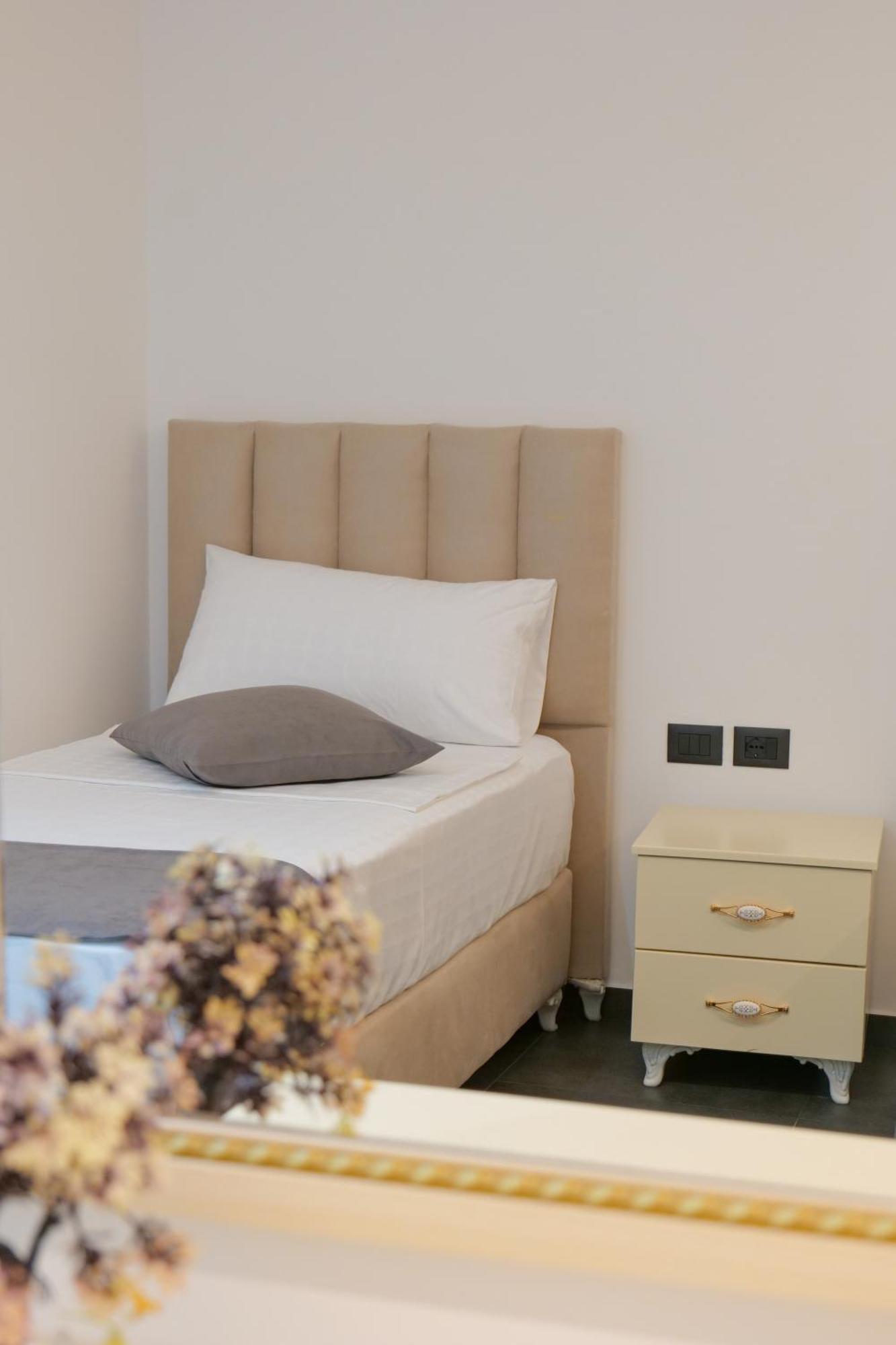 Hotel Celaj Vlorë Esterno foto